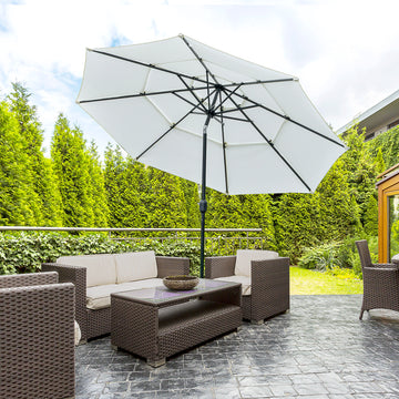 Parasol de patio de marché à 3 niveaux de 9 pi avec manivelle et bouton d'inclinaison pour terrasse, cour arrière et pelouse, blanc crème